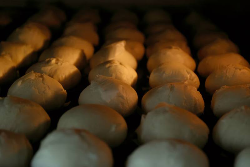 綠豆椪因單面烤，餅受熱氣膨凸而得名。