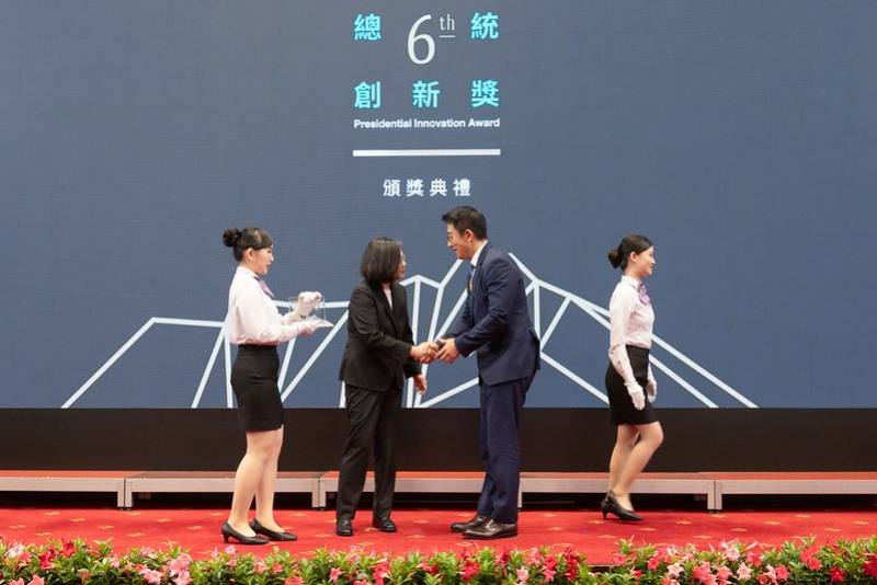 總統逐一頒獎予各得獎者，肯定及表彰他們的創新精神，以及對臺灣經濟發展之貢獻