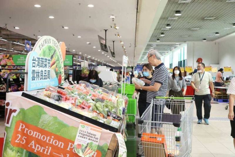 雲林縣政府25日與星馬兩地擁有超過46家店的Giant巨人超市通路，舉辦「台灣蔬菜節-雲林良品週」活動，推銷雲林農產。（雲林縣政府提供）