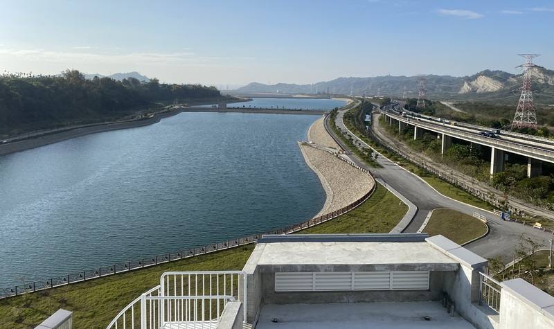 鳥嘴潭人工湖（圖）主要硬體完成，經濟部水利署中區水資源分署表示，鳥嘴潭人工湖是中部重要新興水資源工程，目前已提前啟用供水，確保中部用水調度彈性