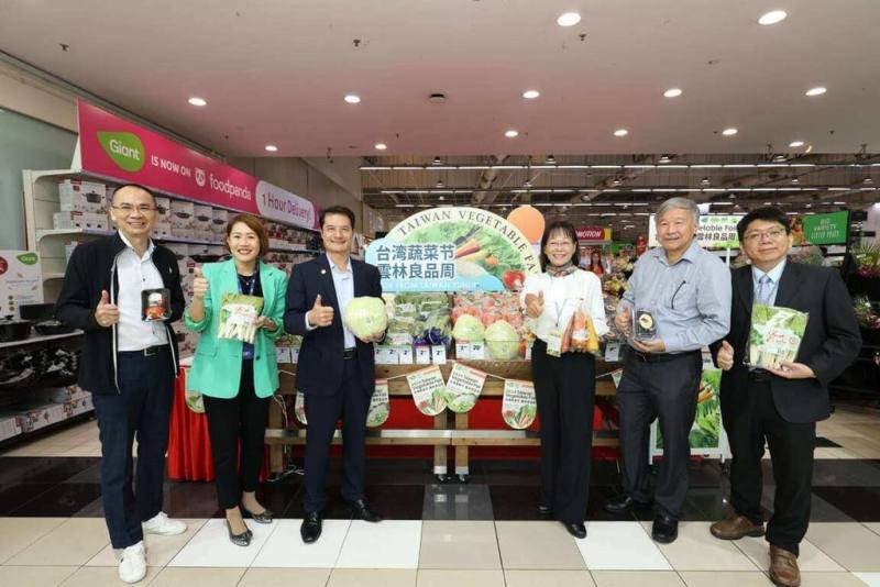 雲林縣政府與新加坡Giant巨人超市通路舉辦「台灣蔬菜節-雲林良品週」活動25日開幕，雲林縣副縣長謝淑亞（右3）、駐新加坡台北經濟代表處經濟組長吳文忠（左3）等人出席。（雲林縣政府提供）