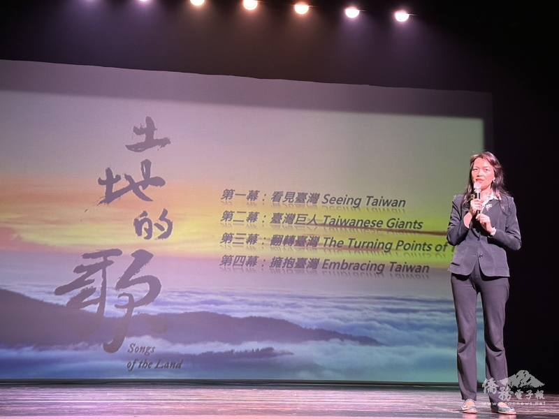 僑務委員會於桃園展演中心辦理「2024年美國臺灣傳統週暨加拿大亞裔傳統月」美加西團行前公演，僑教處副處長陳柏琴代表僑委會致詞感謝福爾摩沙馬戲團長期與僑委會合作文化訪問團。
