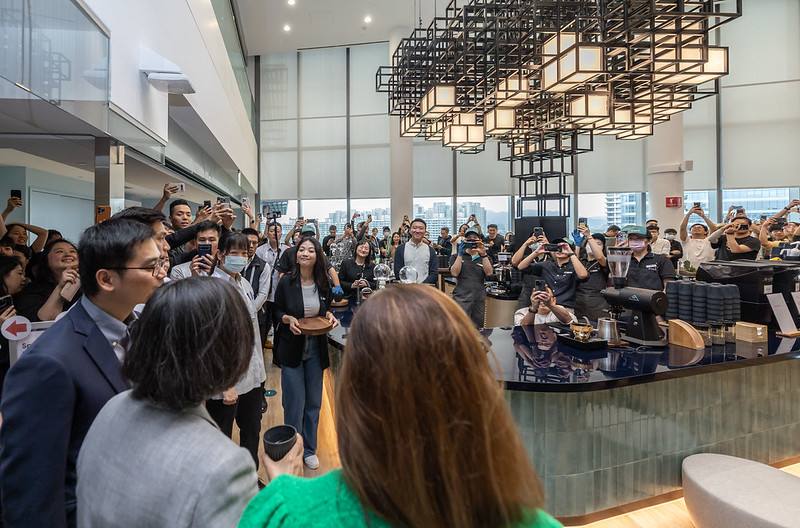 總統參觀Google新辦公大樓的員工餐廳咖啡區