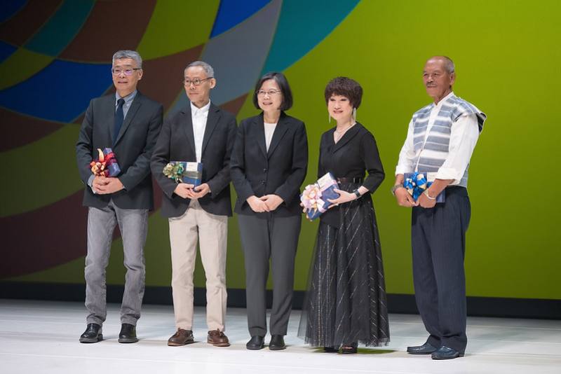 總統親自贈禮予第23屆國家文藝獎得主，表彰他們在藝術創作上的成就與貢獻