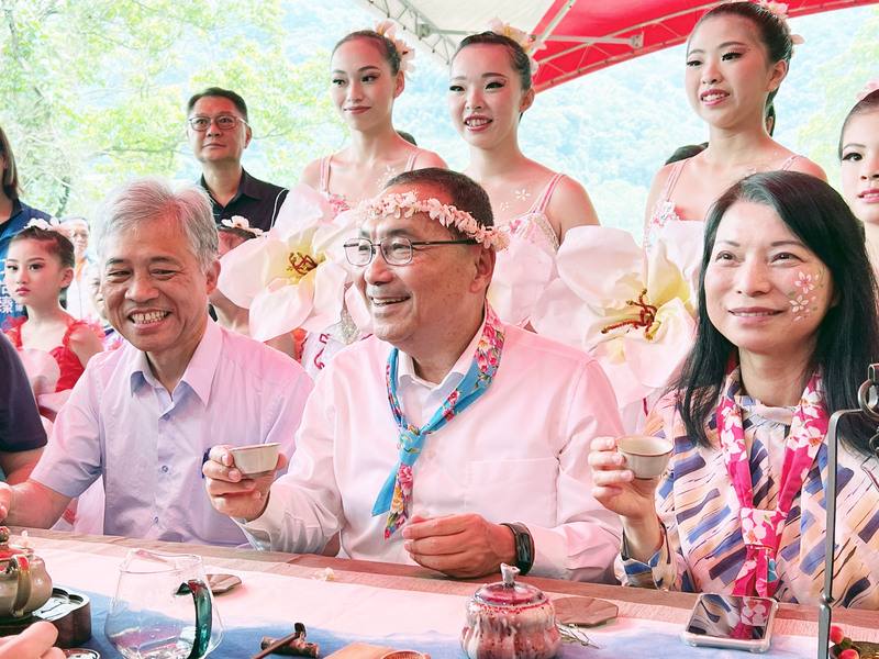2024新北市客家桐花祭系列活動「土城桐花祭」27日舉行開幕式，現場設有茶席，客家委員會副主委范佐銘（前左）、新北市長侯友宜（前中）開心品茗。