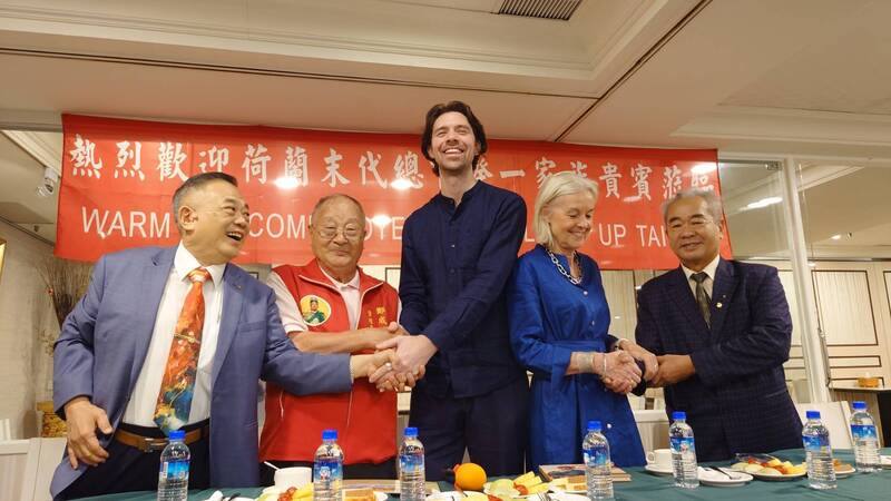 台南建城400年，鄭成功同年出生於日本九州平戶市，荷蘭東印度公司派駐台灣末代總督揆一後代（中）27日現身台南舊城區，28日將出席鄭成功聯合春祭。