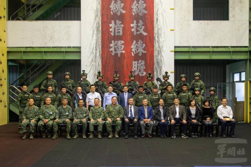 國防部副部長徐衍璞上將陪同監察院外交及國防委員會巡察陸軍麗陽營區，瞭解特戰部隊訓練實況，並與官兵代表合影