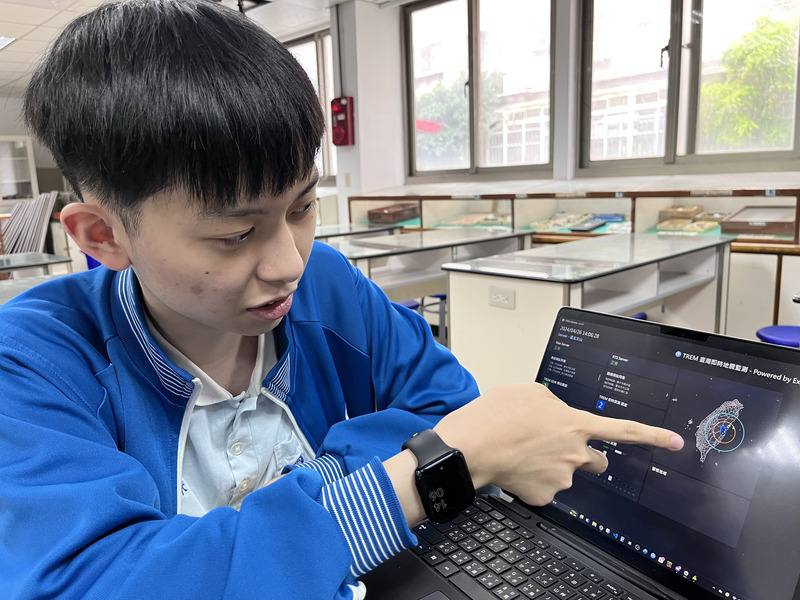 桃園市復旦高中學生林睿（圖）與團隊成員合作開發能預警地震的App「DPIP災害天氣與地震速報」，林睿受訪介紹App功能。