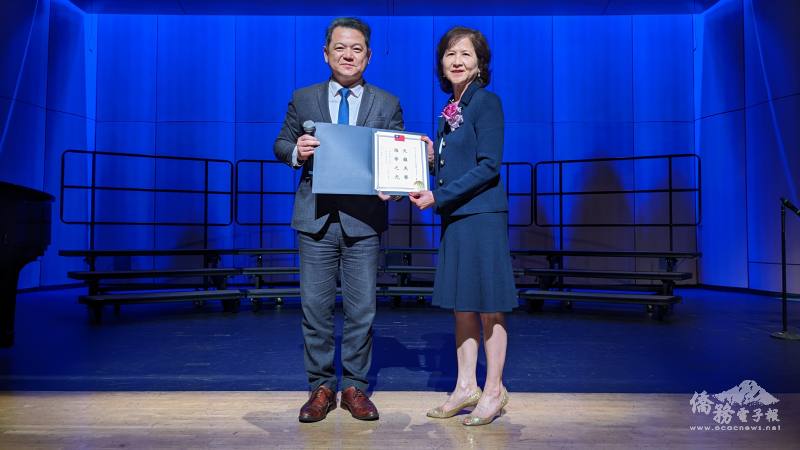 駐洛杉磯辦事處處長紀欽耀(左)頒發賀詞予彭美杏(右)