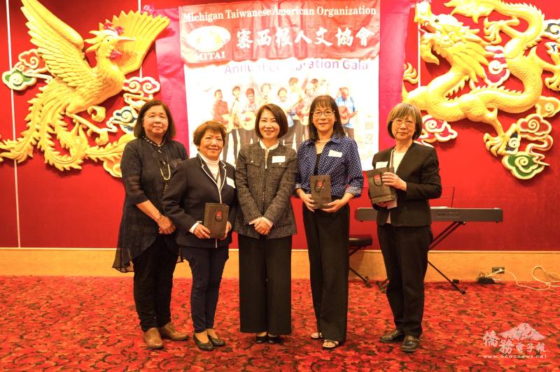密西根人文協會文化大使獎大合照，邱美智僑務顧問（右2）獲獎、司徒達森（左2）去年獲獎者、密西根人協會會長楊逸鴻（左1）、前會長龔姿文（右一）