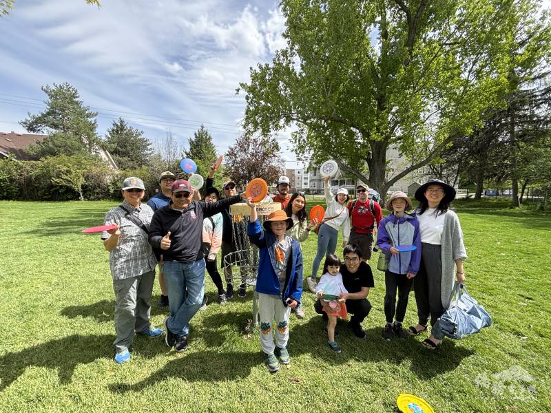 飛盤高爾夫老少咸宜，促進成員彼此交流