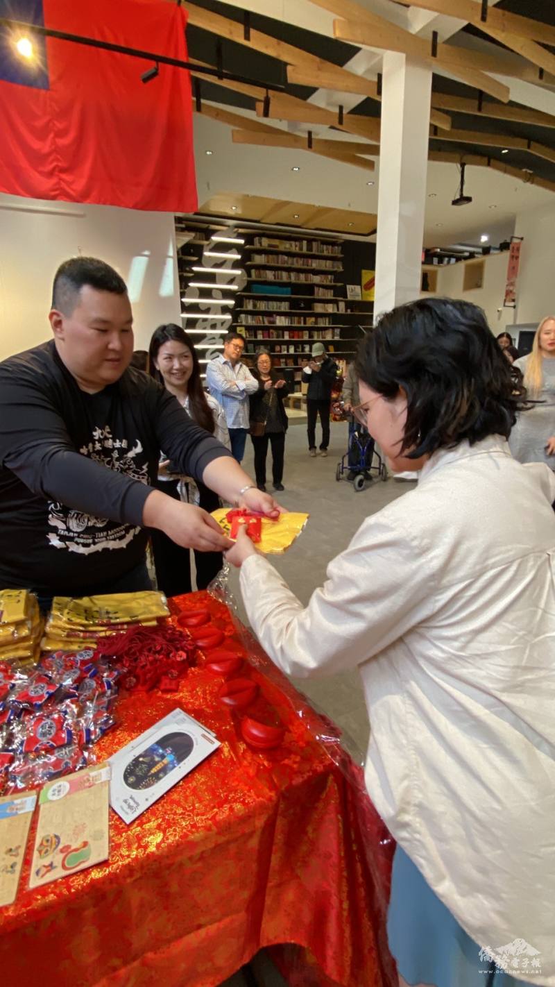 體驗擲筊即可獲得小獎品