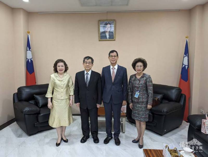 張俊福與兩位新任僑務委員及團長何素珍合影