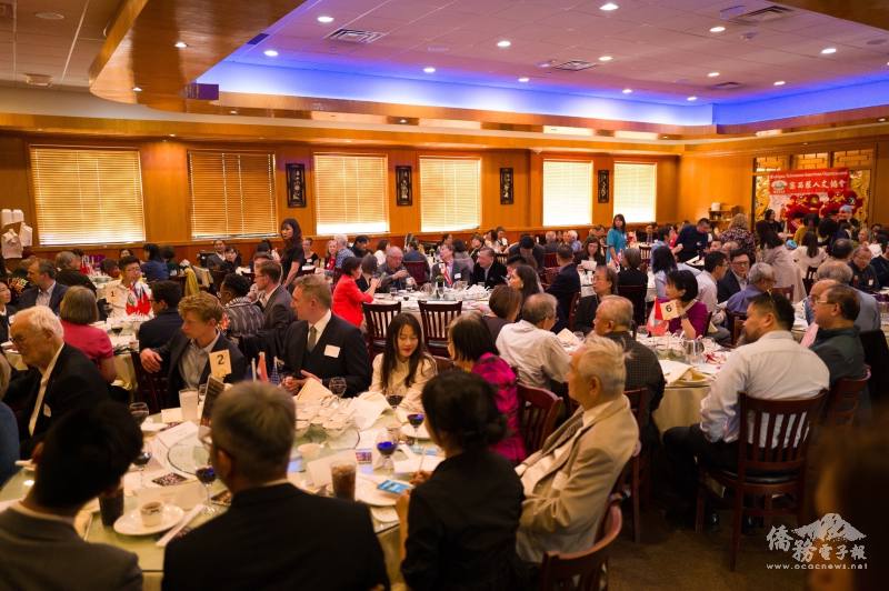 密西根僑學界晚宴會場賓客匯集約兩百餘人
