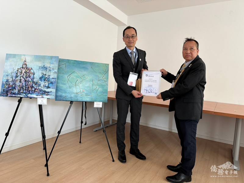 GTCC總會長蔡孟儒（左）致贈蘇奐豪感謝狀