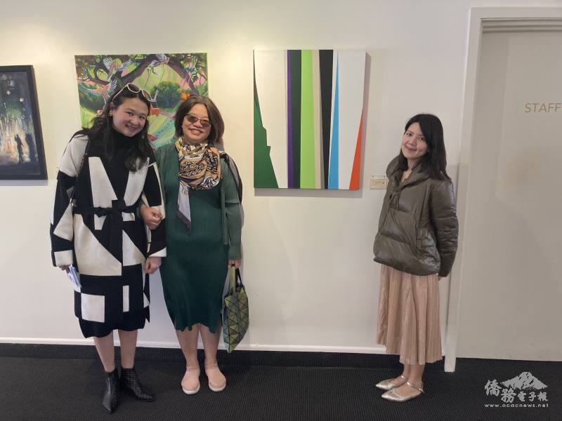 (自右至左) 波士頓北一女校友會成員莊佳穎、梁雅惠、郭子筠參訪楊澍畫作；其中梁雅惠大方認購畫作，幫助楊澍圓夢