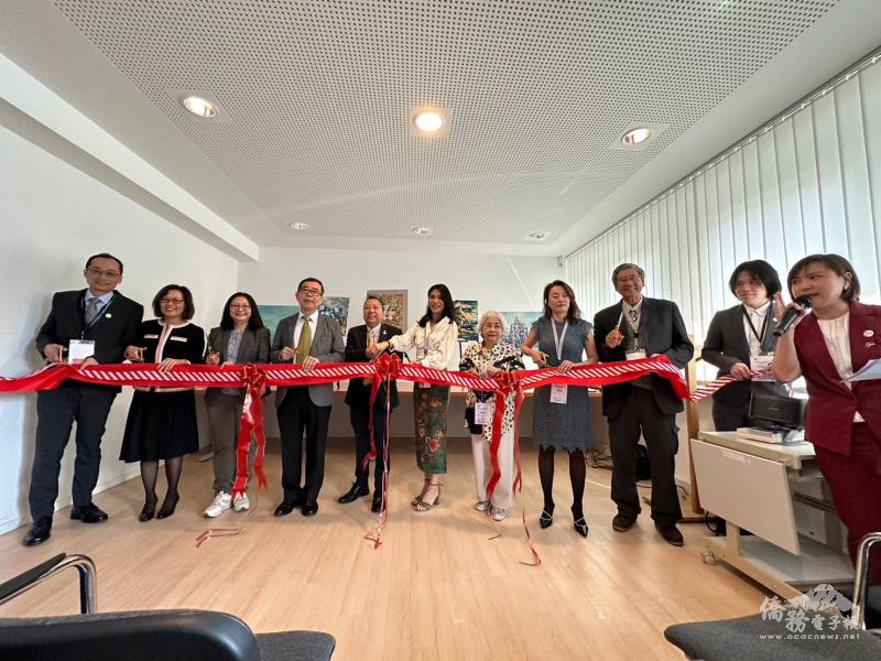 「臺灣之美」2024歐洲巡迴展在駐德國漢堡辦事處開幕。剪綵者左起，GTCC總會長蔡孟儒、ETCC名譽總會長劉淑慧、僑務祕書傅瑾玲、漢堡辦事處處長陳槱順、策展人蘇奐豪、畫家吳嘉容、ETCC名譽總會長楊梅芳、ETCC會長林婉叡、ETCC名譽總會長張語揚