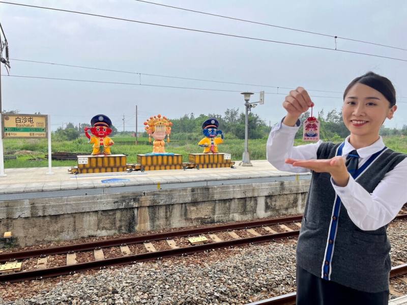 台鐵公司舉辦「感恩抱抱媽咪」母親節鐵路商品促銷，其中與白沙屯拱天宮合作推出的限量版「白沙屯媽祖好孕御守」，5月1日上午10時起在台鐵夢工場實體門市及網路商店銷售。（台鐵提供）