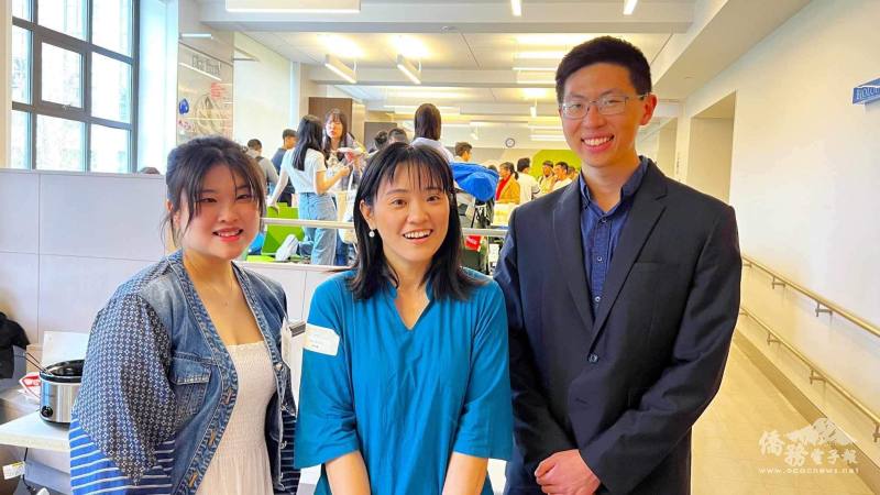 哈佛大學臺灣學生會會長黃郁婷(左)、姚俊辰(右)和活動總召林昕嬡(中)