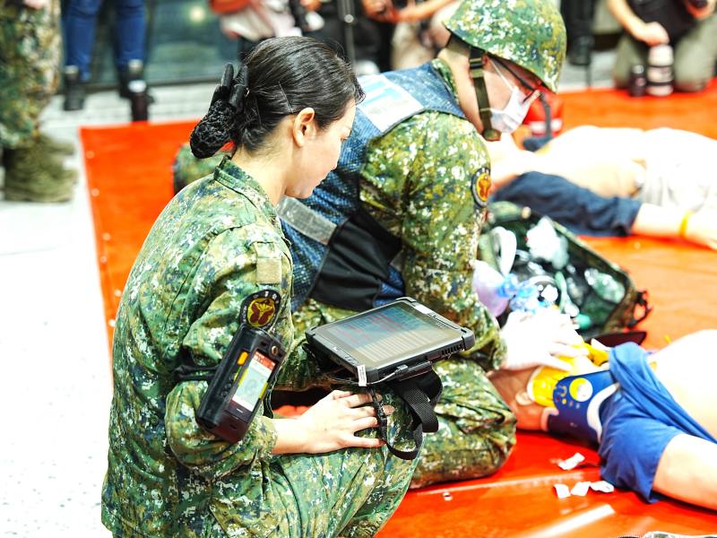 國軍衛訓中心課程，導入AI人工智能系統。教官利用數據化平版，快速蒐整學員救護訓練數據。(記者楊仁翔 攝)