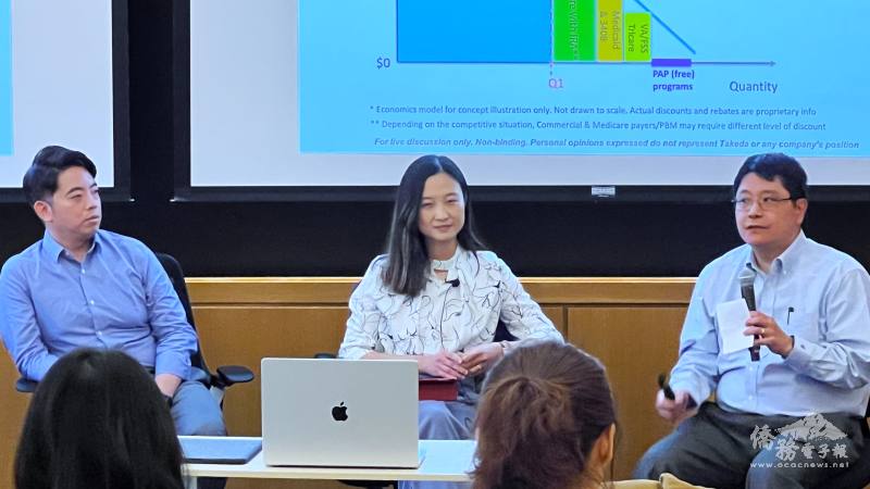 BTBA主持人王俐雯(中)請武田製藥的李和昭 (右)、韓子強(左)分享新藥批准後的生產、定價及行銷等故事