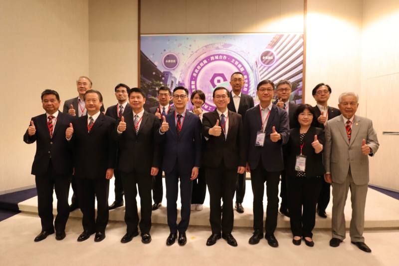 第一排左至右依序：中華民國工業區廠商聯合總會賴博司理事長、經濟部政風處廖常新處長、法務部廉政署沈鳳樑副署長、法務部繆卓然主任秘書、經濟部楊志清主任秘書、經濟部產業園區管理局劉繼傳副局長、經濟部產業園區管理局曾琡芬副局長、總統府秦嘉鴻國策顧問；
貴賓合影留念第二排左至右依序：台灣透明組織楊石金顧問、眾勤法律事務所吳英志博士、永豐商業銀行歐陽子能副總經理、西門子股份有限公司蘇郁喬協理、西門子股份有限公司芮家楹副總經理、群創光電股份有限公司張志煌法務長、經濟部產業園區管理局臺北分局梁又文分局長。