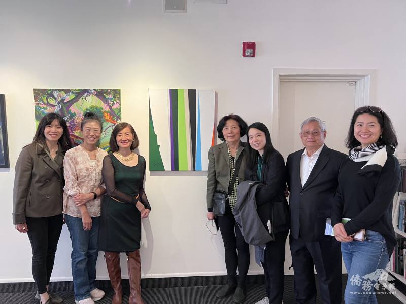 楊澍 (左三) 介紹畫作給前來參訪的各僑團代表。自右至左：政大吳欣純、陳家驊、北一女魏君容、林麗珠、楊澍、吳杏玫、林曉嵐