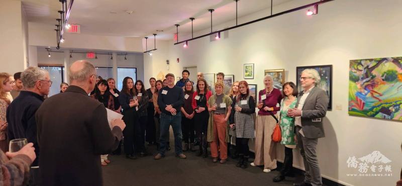 楊澍 (右二) 與參與聯展的波士頓美術館同事們出席開幕酒會