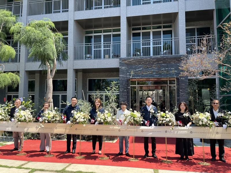 高雄港區土地開發公司30日在「帕鉑候工所」舉行開幕感恩音樂會，高雄市政府祕書長郭添貴（右3）、觀光局長高閔琳（左4）、青年局長張以理（左3）等人出席剪綵。