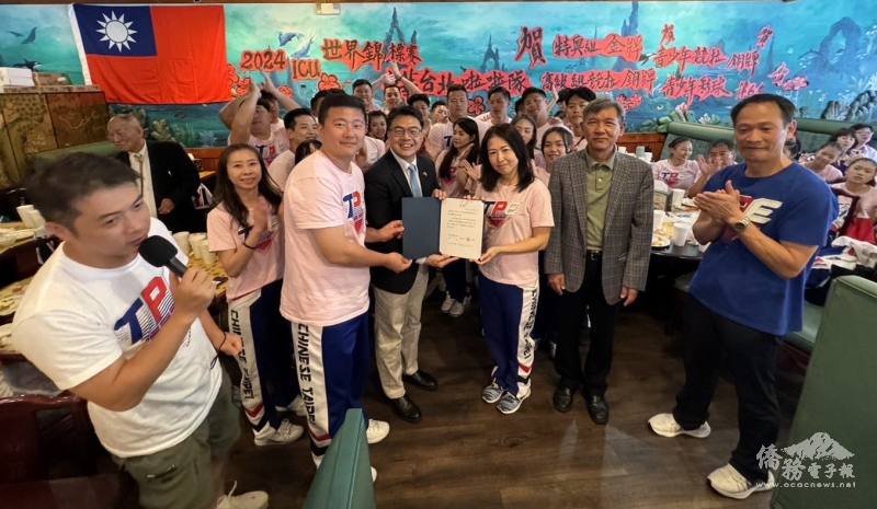 周啟宇代頒贈教育部體育署長賀電予競技啦啦隊高級組榮獲銅牌