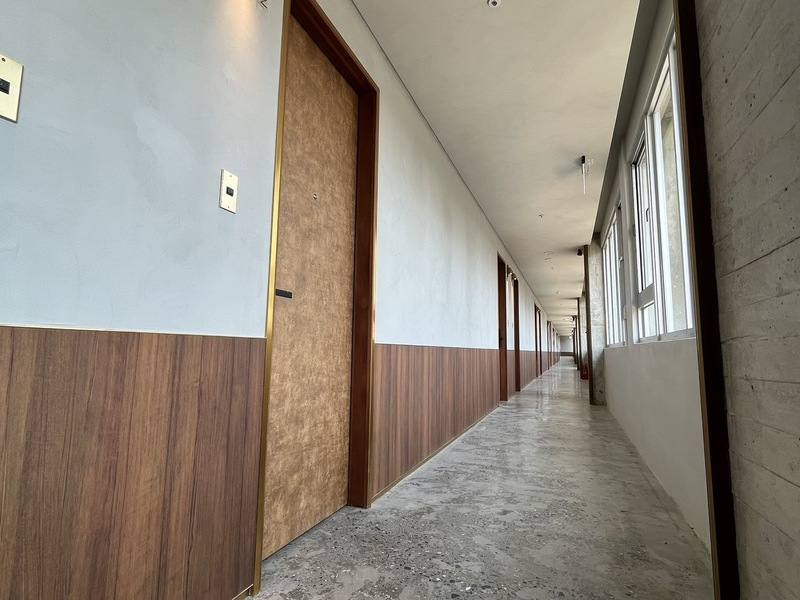 有半世紀歷史的高港候工室閒置多年，由高雄在地設計旅店「帕鉑舍旅」承崗開發公司投資改造為「帕鉑候工所」，設計理念保留原有的磨石子地板等特色。