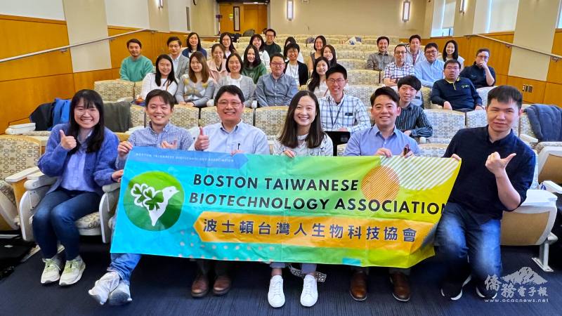 BTBA 「批准後故事」講座，(前排左起)會長吳佩容、蔡明儒，講者李和昭，主持人王俐雯，講者韓子強，講座組畢家興等人和部分出席者留影