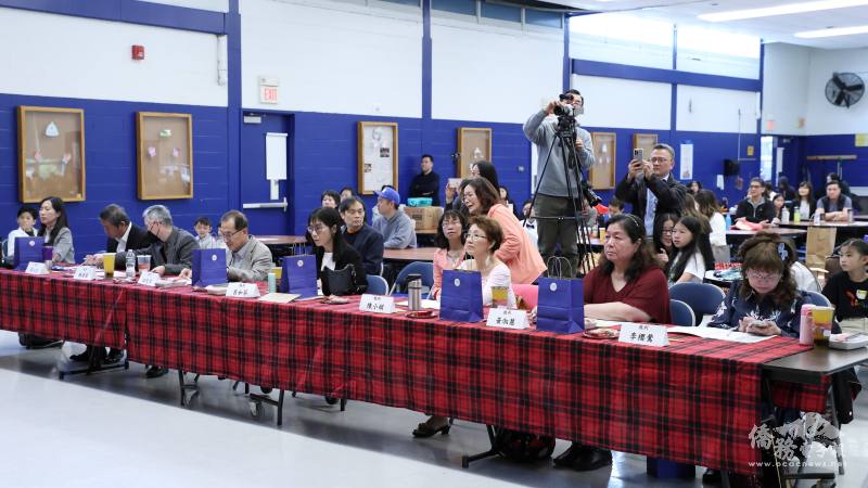 七名評審與攝影各司其職，為比賽留下紀錄。