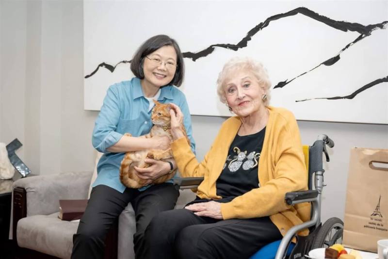 總統蔡英文29日下午在官邸，與「空中英語教室」創辦人彭蒙惠敘舊，難得露臉的橘貓「蔡阿才」被蔡總統抱著，現身跟彭蒙惠打招呼。（圖取自蔡英文臉書）