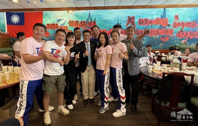 周啟宇(前排中)與臺灣啦啦隊國家代表隊領隊張育銓(後排右2)及教練們合影