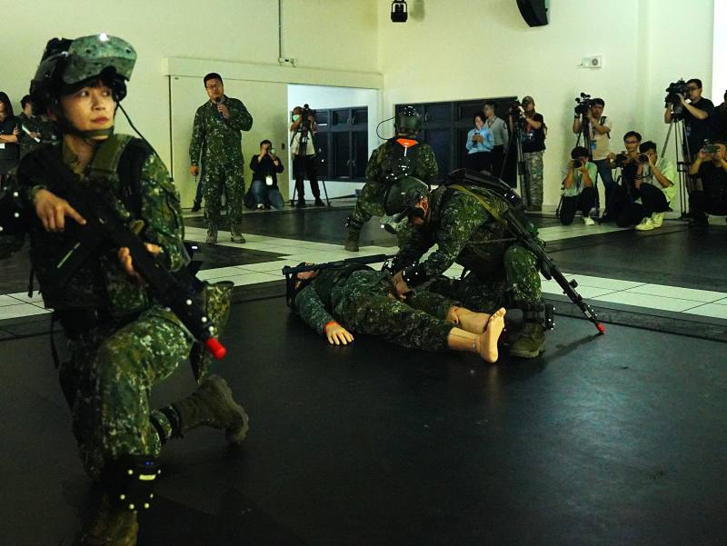 國軍衛訓中心「戰術戰傷情境訓練系統」，利用穿載式裝置及VR系統，模擬在灘岸作戰時，敵火下救援流程。(記者楊仁翔 攝)