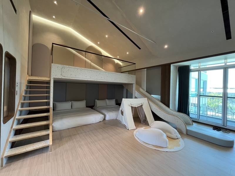 有半世紀歷史的高港候工室閒置多年，由高雄在地設計旅店「帕鉑舍旅」承崗開發公司投資改造為「帕鉑候工所」30日正式營運，親子房型設有溜滑梯等遊戲空間。