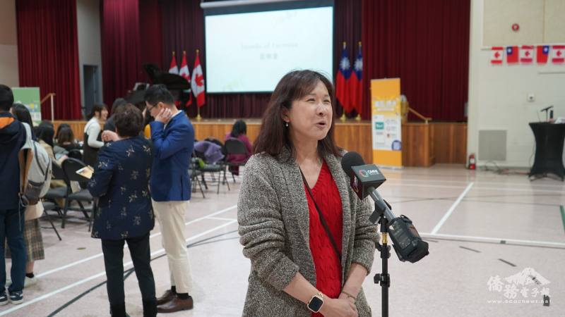 加拿大倫敦臺灣同鄉會會長何佩玲在場接受多倫多OMNI電視臺採訪