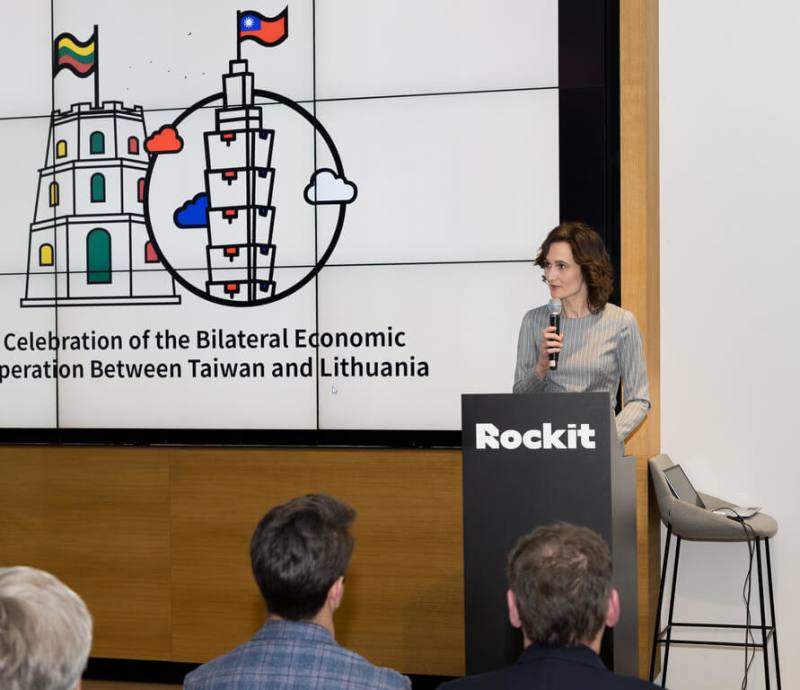 駐立陶宛台灣代表處29日舉辦台立經濟合作慶祝酒會，立陶宛國會議長希米利特應邀致詞時說，奠基於民主價值的台立合作不僅帶來經貿利益，也為雙邊人民謀福，促進共榮對其他歐洲國家具示範作用。（駐立陶宛台灣代表處提供）