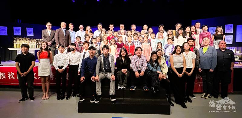 類延峰、林志嘉、李君豪、張正義以及密西根中文學校的陳彥良(董事長)、鄭偉明(副校長)和全體參賽學生合照