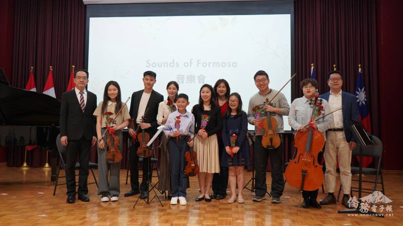 駐多倫多辦事處副處長洪松暉(左1)、多倫多文教中心主任藍柏青(右1)及加拿大倫敦臺灣同鄉會會長何佩玲（右5），與鋼琴演奏家賴奕如、賴奕涵、小提琴演奏賴奕森、陳佳萱、陳睿宏、中提琴演奏楊秉倫、大提琴演奏蘇扆儂以及豎笛演奏陳筠淇8位僑青合影