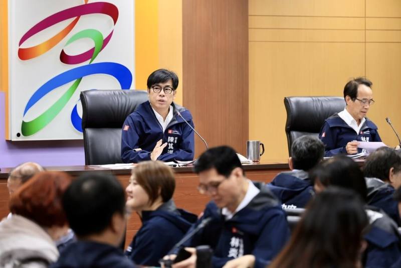 高雄市農業局30日在市政會議簡報當季水果產銷概況，市長陳其邁（後左）會中要求農業局持續掌握當季農產品市場價格及產銷狀況，適時推出行銷推廣活動、辦理產銷穩定措施等。（高雄市政府提供）