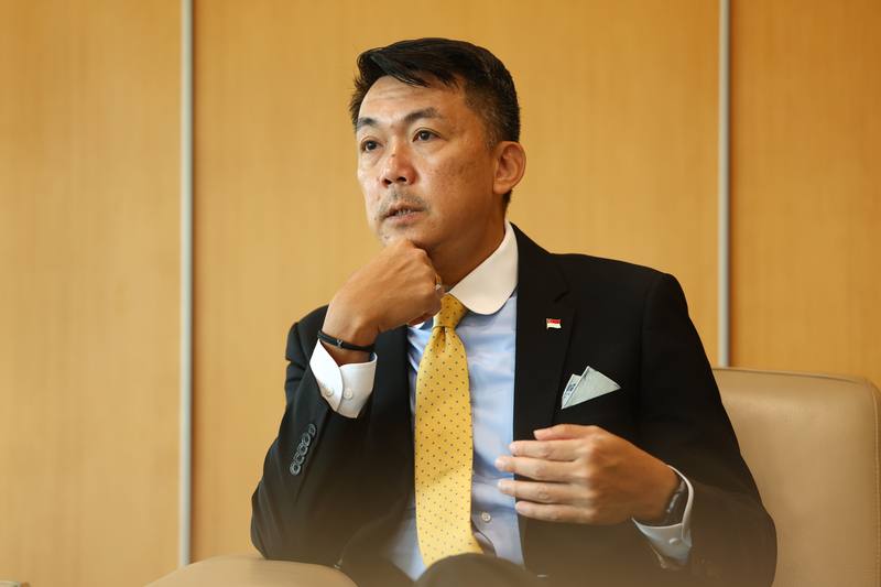 新加坡駐台代表葉偉傑接受中央社專訪，分享對區域情勢及台星友誼的看法。