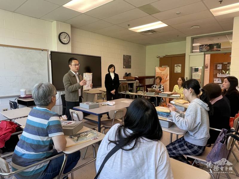 教育組秘書李存御向試務人員詳细說明監考規則