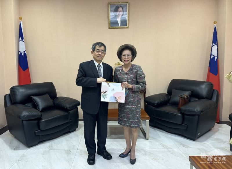 泰華僑團參加第十六任總統、副總統就職典禮慶賀團團長何素珍親自向張俊福說明慶賀團返臺行程與參訪規劃