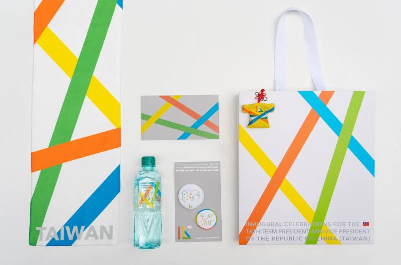 520就職典禮紀念小物，包括兩用漁夫帽、毛巾和瓶裝水，還有神衣造型平安符，以及可愛的貓狗派和正副總統肖像紀念徽章 (圖片來源：中華文化總會臉書)