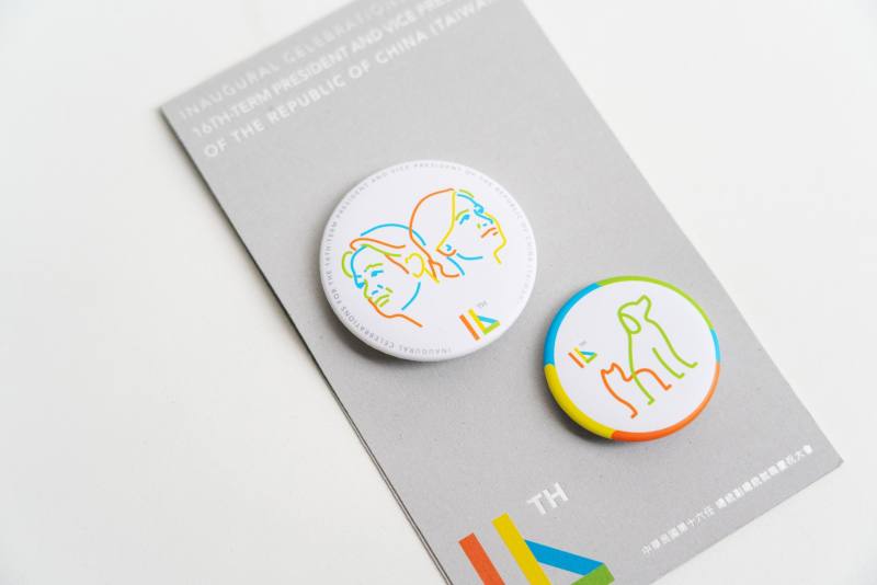 可愛的貓狗派和正副總統肖像紀念徽章 (圖片來源：中華文化總會臉書)