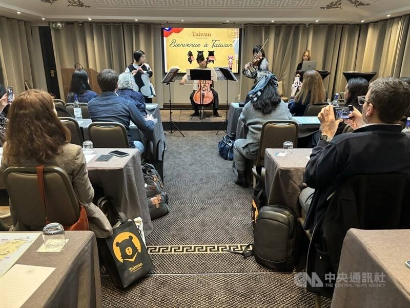 A music performance is staged at the newly opened tourism center, which hosted more than 60 tour agencies for an introduction of attractions in Taiwan, in Paris Tuesday. CNA photo May 1, 2024