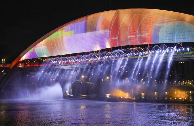 2024台北水舞嘉年華1日起在錫口碼頭彩虹橋正式展開，活動打破一般水舞展演方式，結合河面水幕、橋體投影及彩虹橋本身S曲線，營造視覺立體感，再搭配每2週變換的不同曲目，帶給民眾多重享受。