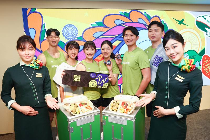 2024長榮航空城市觀光馬拉松10月27日將在總統府前開跑，2日下午舉行活動宣告記者會，現場展示以環保材質製作的「抹茶綠」賽衣及各式紀念品與完賽餐點等。